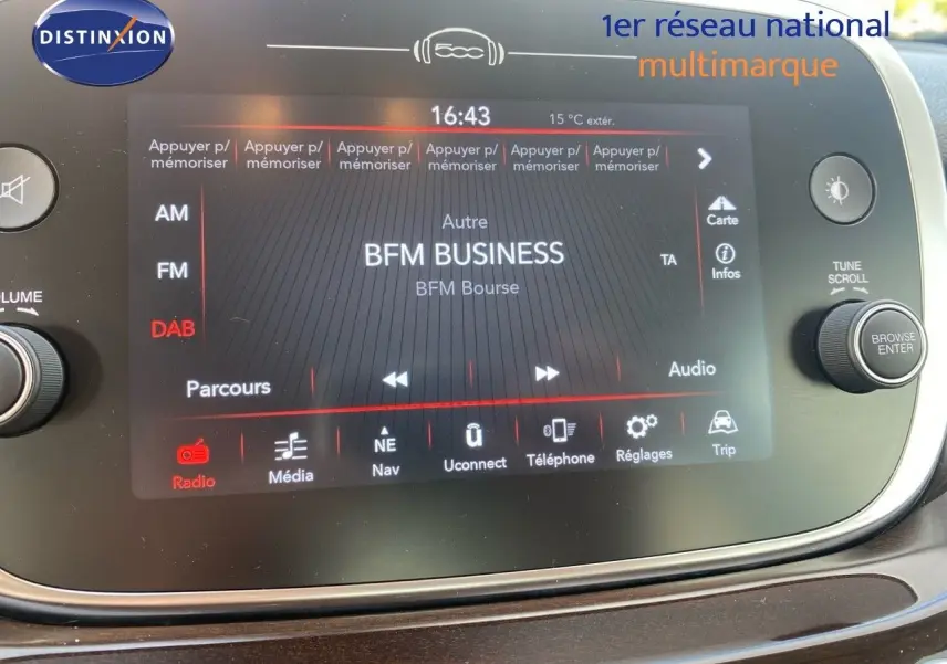 Écran tactile central du tableau de bord du Fiat 500X 2021 affichant la radio BFM Business.