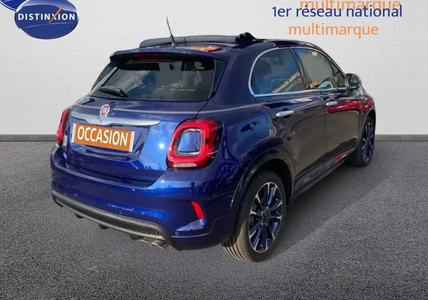 Fiat 500X bleu Venezia métal vue 3/4 arrière droit, avec jantes bi-ton et feux arrière LED distinctifs.