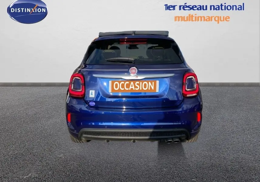 Vue arrière d'une FIAT 500X bleu Venezia métal avec toit ouvrant et feux arrière LED distinctifs.