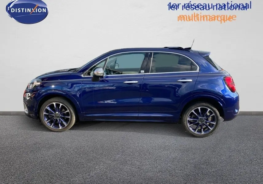 Profil latéral droit d'une FIAT 500X bleu Venezia métallisé avec jantes bi-ton et toit ouvrant panoramique.