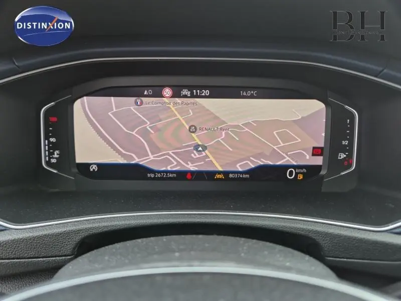 Tableau de bord numérique du Volkswagen T-Roc 1.0 TSI 110ch United 2021 affichant la navigation et les informations de conduite.