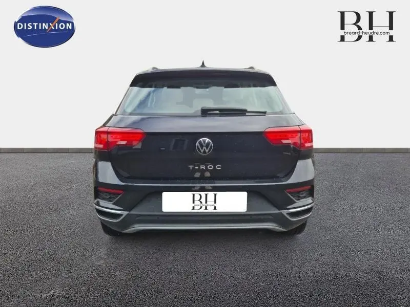Vue arrière d'un Volkswagen T-Roc gris Urano 2021 avec feux LED et becquet arrière distinctif.
