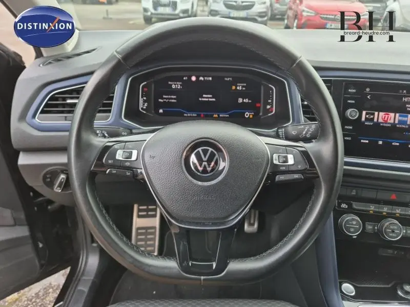 Vue rapprochée du volant cuir multifonction et tableau de bord numérique du Volkswagen T-Roc gris Urano 2021.