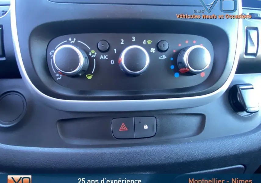 Gros plan sur les commandes de climatisation du Renault Trafic Fourgon gris clair, version Zen 2019.