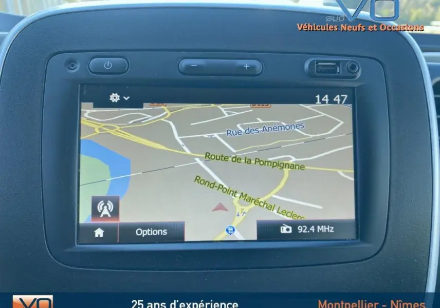 Écran de navigation intégré du Renault Trafic Fourgon gris clair, affichant une carte routière détaillée.