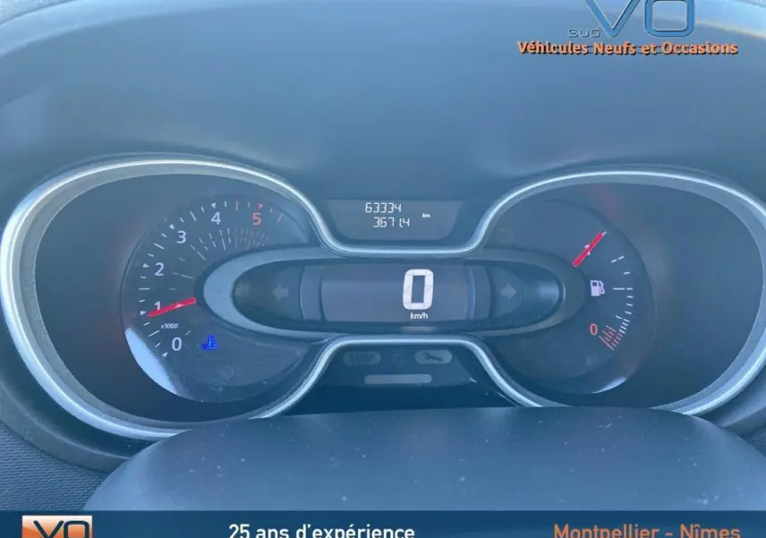 Tableau de bord numérique du Renault Trafic Fourgon gris clair, affichant compteur et jauge carburant.