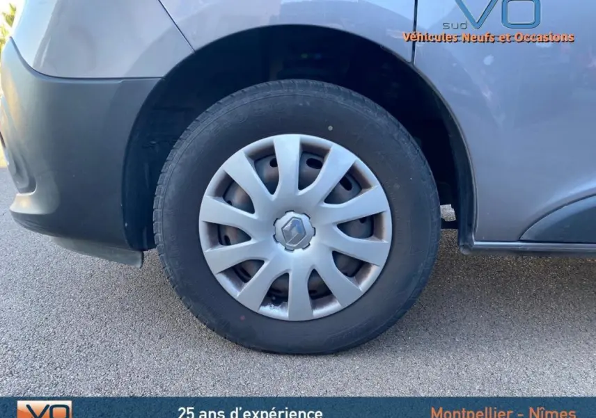 Gros plan sur la roue avant gauche du Renault Trafic Fourgon gris clair, mettant en valeur la jante et le logo Renault.