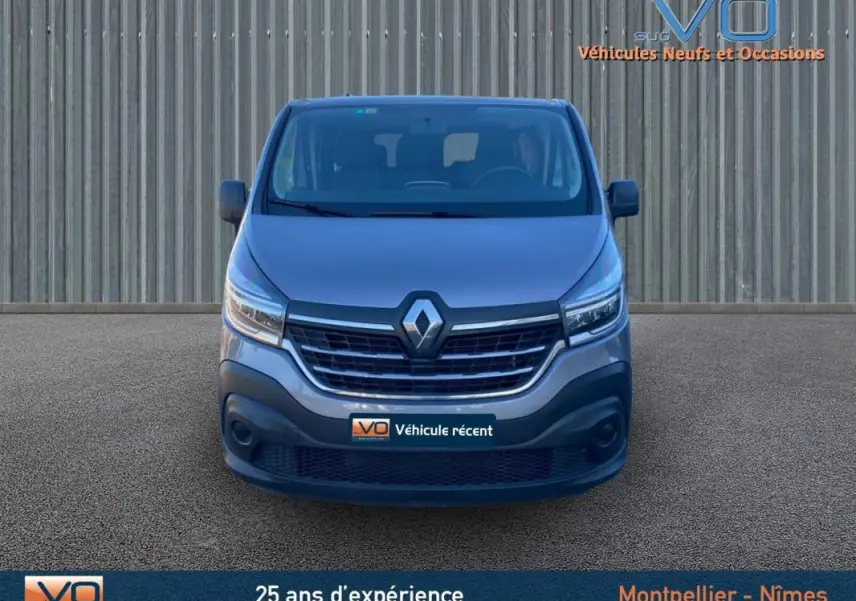 Vue frontale d'un Renault Trafic Fourgon gris clair de 2019 avec calandre noire et logo Renault bien visible.