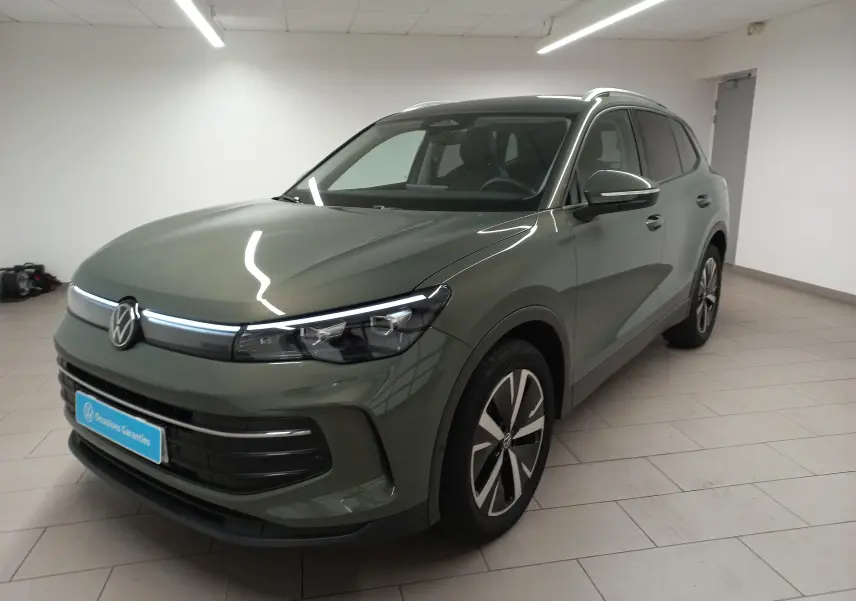 Volkswagen Tiguan 2025 Vert Cipressino en 3/4 avant droit avec jantes alliage noir brillant Catania 19 pouces
