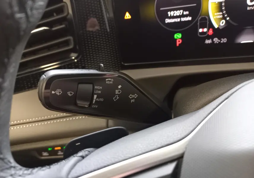 Le véhicule Volkswagen Tiguan 2025 vert Cipressino est vu de 3/4 avant droit, avec jantes alliage noir brillante Catania.