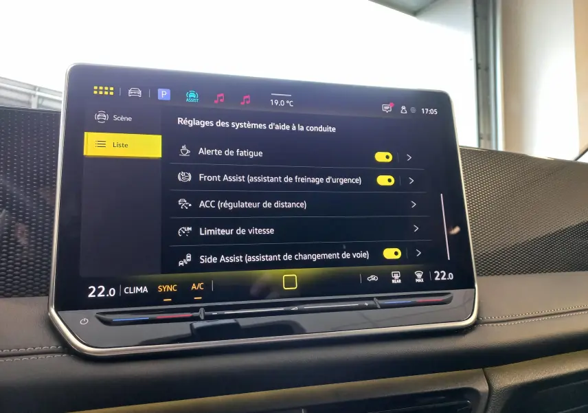 Écran tactile central du Volkswagen Tiguan 2025 affichant les réglages d'aides à la conduite dans un intérieur moderne.