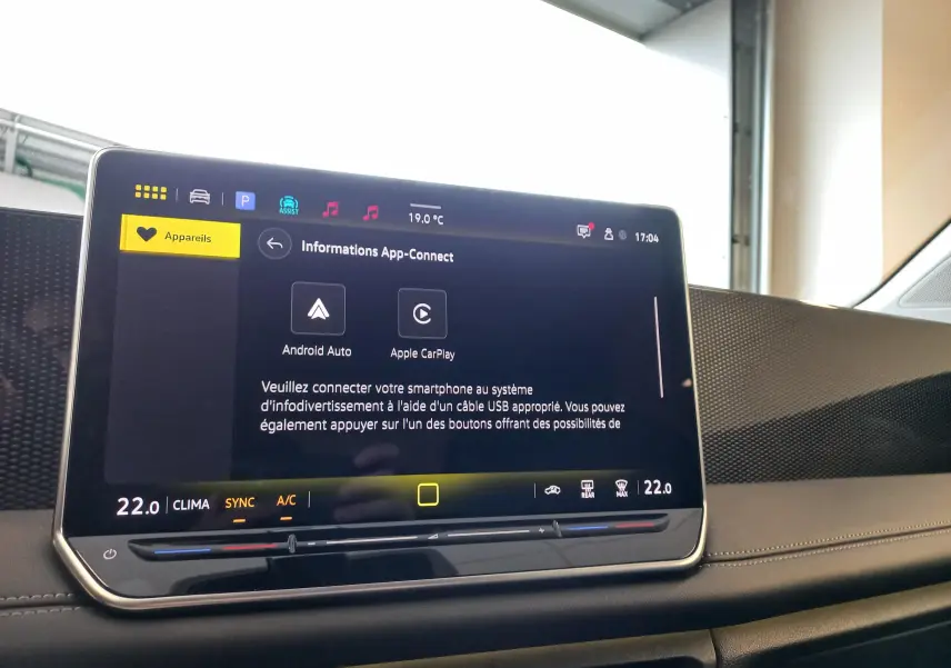Écran tactile central du Volkswagen Tiguan 2025 affichant les options Android Auto et Apple CarPlay dans un intérieur moderne.