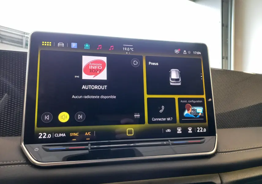 Écran tactile central du Volkswagen Tiguan 2025 affichant les réglages climatiques et l'info radio