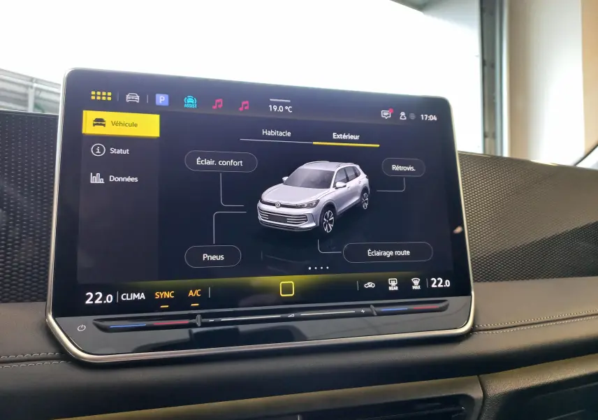 Écran tactile du tableau de bord du Volkswagen Tiguan 2025 affichant les réglages extérieurs du véhicule.