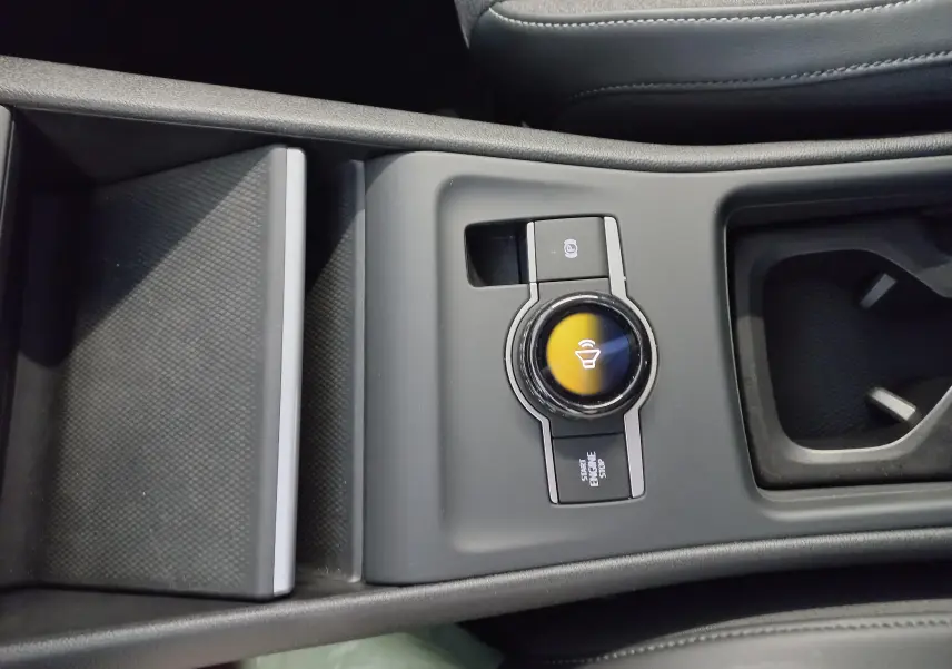 Gros plan sur la molette de commande centrale et frein à main électronique du Volkswagen Tiguan 2.0 TDI 150 DSG7 VW EDITION.