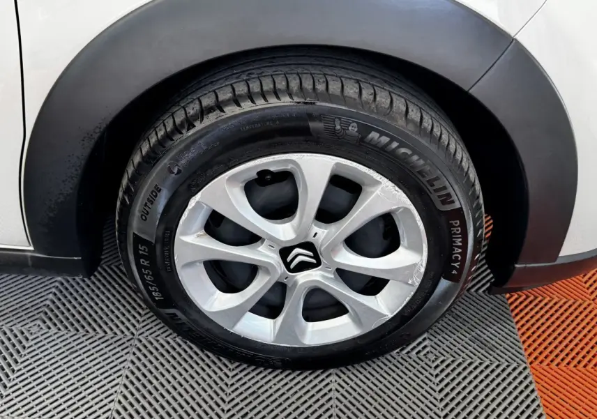 Gros plan sur la roue avant droite beige d'une Citroën C3 avec jante argentée et pneu Michelin.