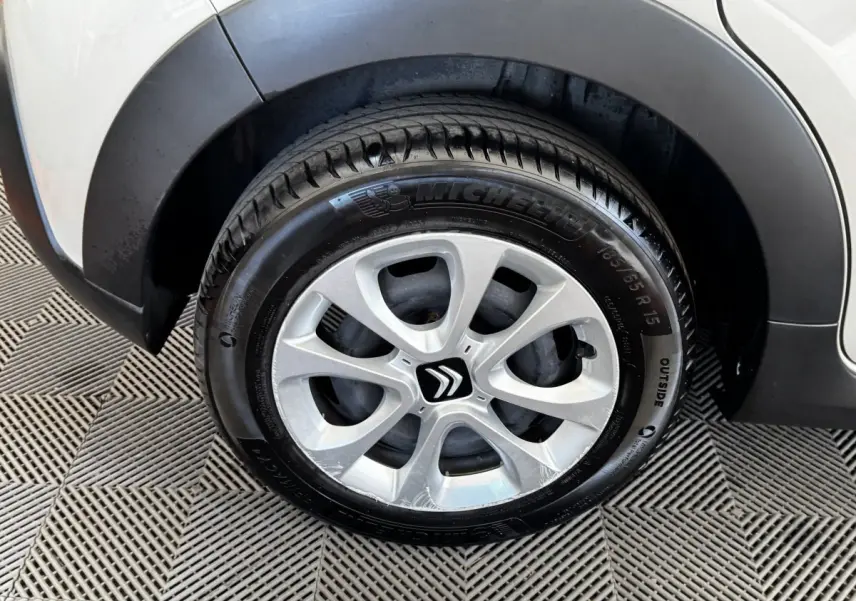 Gros plan sur la roue avant droite beige d'une Citroën C3 2021 avec jante en alliage et pneu Michelin.
