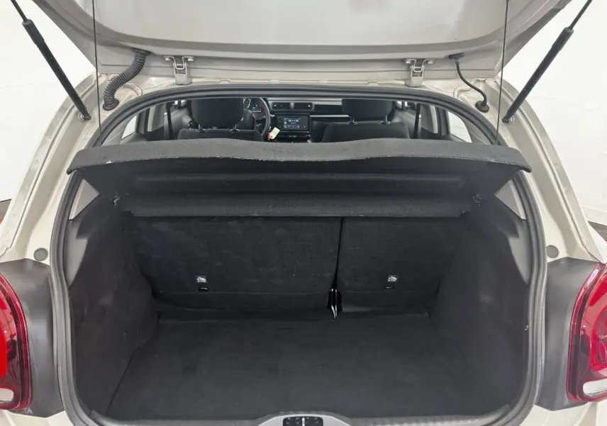 Coffre ouvert vue arrière d'une Citroën C3 beige 2021, montrant l'espace de chargement et l'intérieur noir.