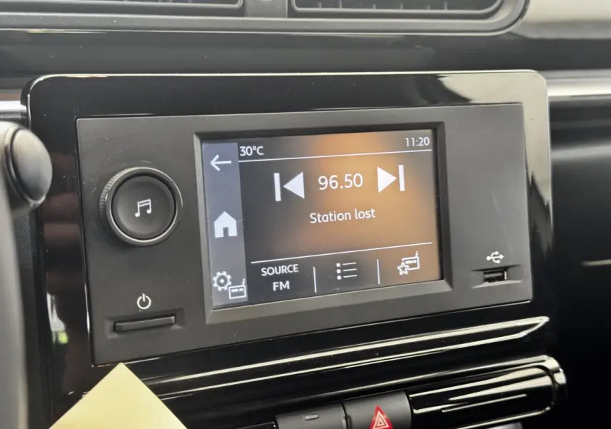 Écran tactile central de la Citroën C3 beige 2021 affichant une radio FM à 96.50 MHz, vue rapprochée intérieure.