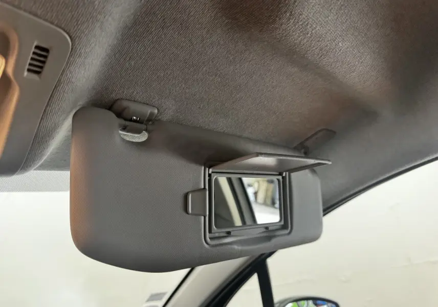 Détail du pare-soleil côté conducteur avec miroir de courtoisie ouvert dans une Citroën C3 beige 2021.