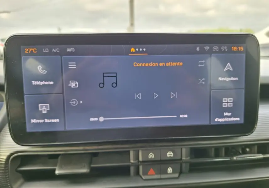 Vue avant du Jeep Avenger blanc 2025, mettant en valeur ses jantes alliage 17 pouces et phares LED distinctifs.
