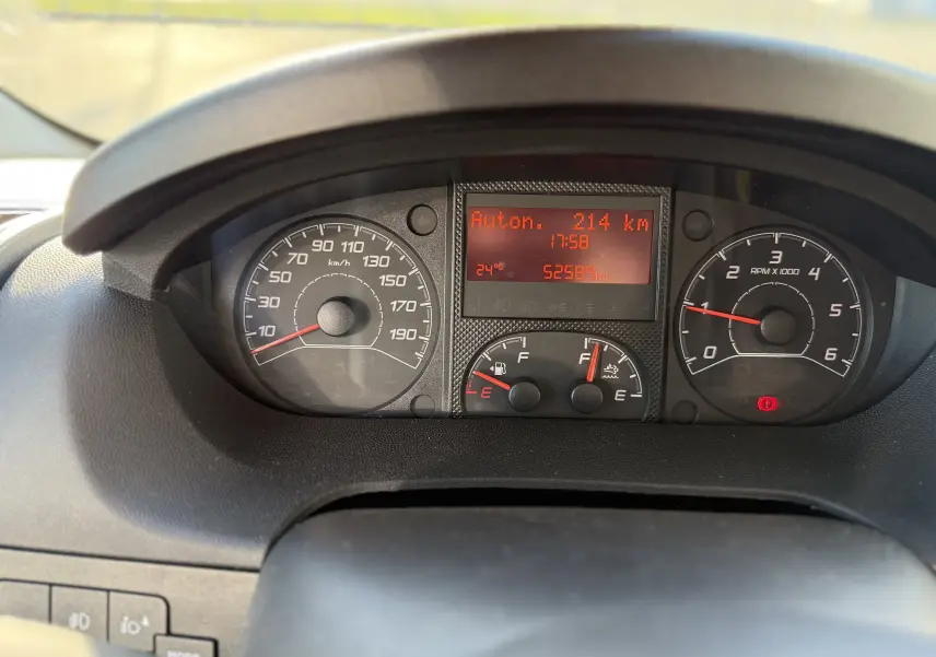 Vue rapprochée du tableau de bord de l'Opel Movano Fourgon blanc, affichant la vitesse, le compte-tours et l'autonomie.