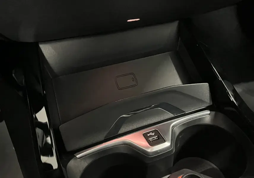 Vue rapprochée de la console centrale noire avec prise USB double et espace de rangement sur BMW Série 1 F40 M Sport 2020.