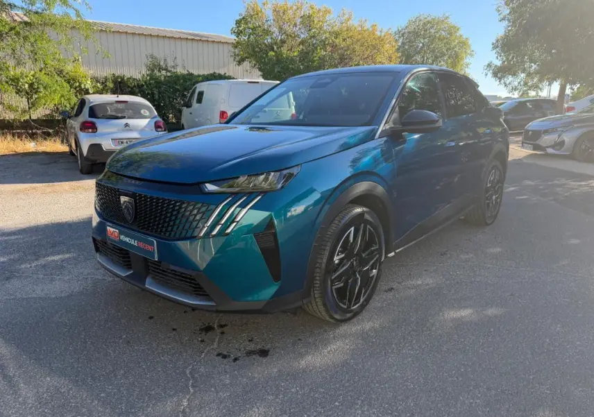 Peugeot 3008 Hybrid bleu en 3/4 avant droit, avec calandre noire distinctive et jantes alliage noires.