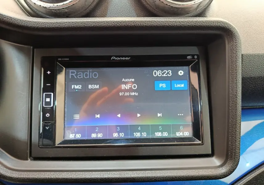 Écran tactile Pioneer du système multimédia de l'AIXAM AMBITION 0.5 CITY COUPE GTI 2023, intérieur noir et bleu.