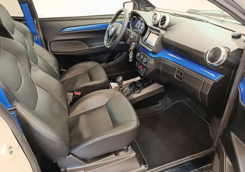 Vue intérieure côté conducteur de l'AIXAM Ambition 0.5 City Coupe GTI 2023, avec tableau de bord bleu et sièges noirs.