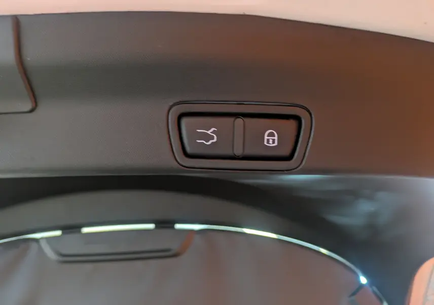 Boutons de fermeture et verrouillage du hayon sur l'intérieur du coffre d'un Alfa Romeo Stelvio blanc 2023.