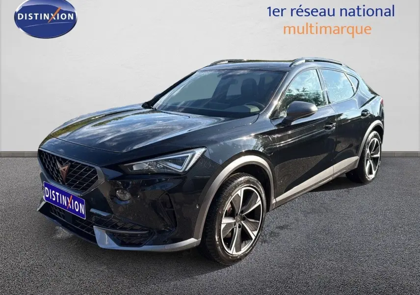 Vue 3/4 avant d'un CUPRA Formentor noir minuit métal, soulignant ses jantes bi-ton et son design sportif 2023.