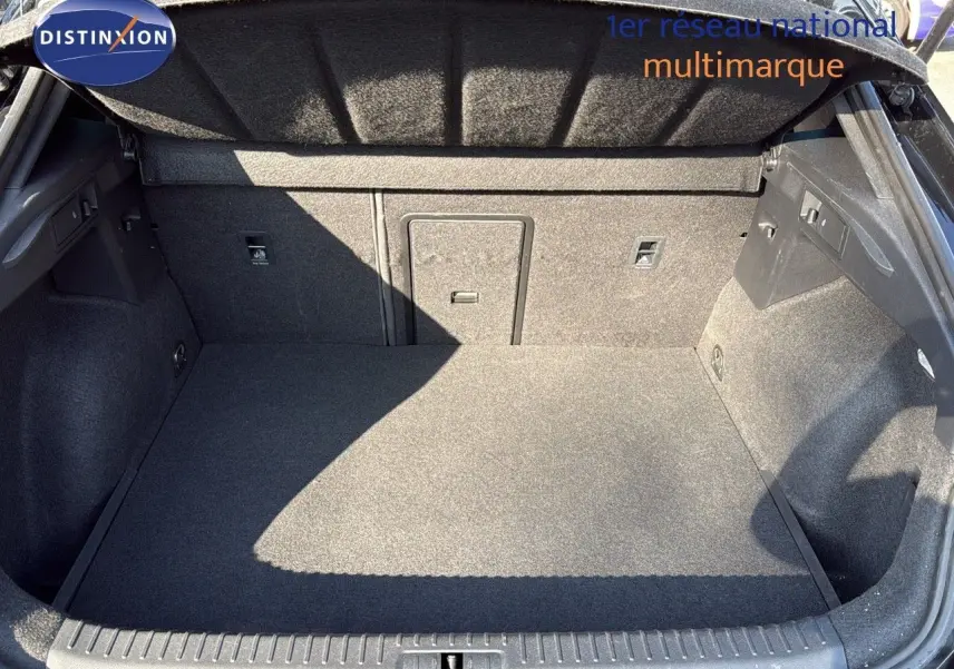 Coffre spacieux et propre d'une CUPRA Formentor noir minuit, vue intérieure arrière avec banquette rabattable visible.