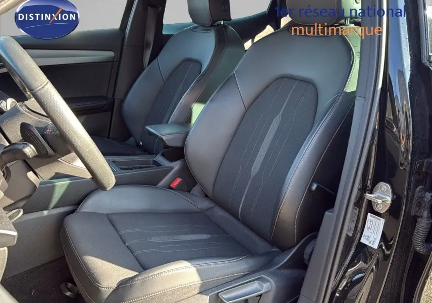 Intérieur de la CUPRA Formentor 1.4 E-HYBRID 2023, siège avant droit en cuir noir avec surpiqûres contrastées.