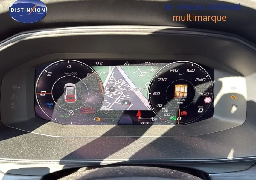 Tableau de bord numérique du CUPRA Formentor noir, affichant la navigation et compte-tours en vue frontale.