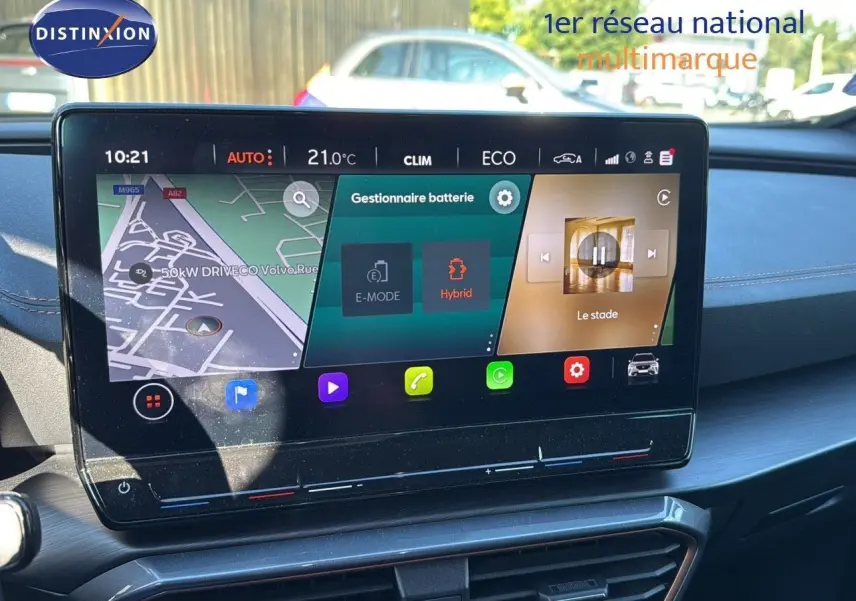 Écran tactile central du tableau de bord du CUPRA Formentor noir, affichant la gestion batterie en mode hybride.