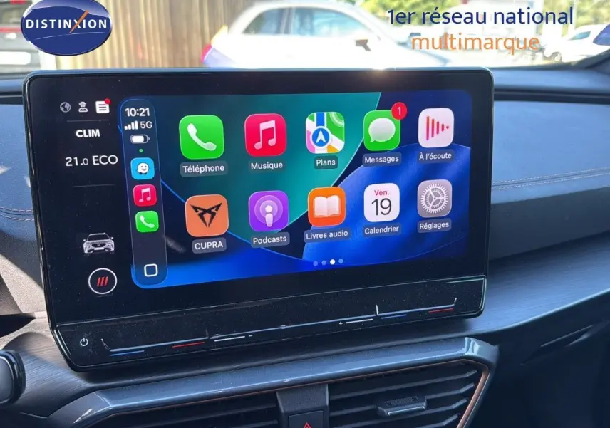 Écran tactile central affichant les applications Apple CarPlay dans l'habitacle du CUPRA Formentor noir minuit 2023.