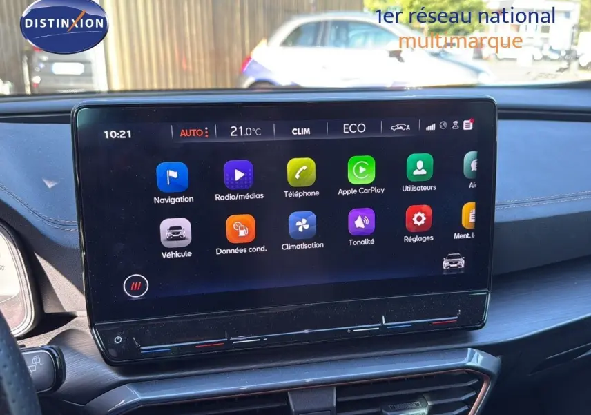 Écran tactile central allumé dans l'habitacle du CUPRA Formentor noir minuit, affichant les options multimédia et climatisation.