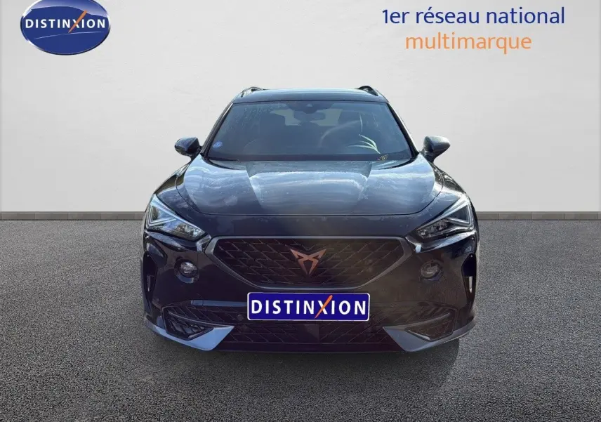 Vue frontale d'un CUPRA Formentor 1.4 E-HYBRID 2023 noir minuit métal avec calandre distinctive et phares LED anguleux.