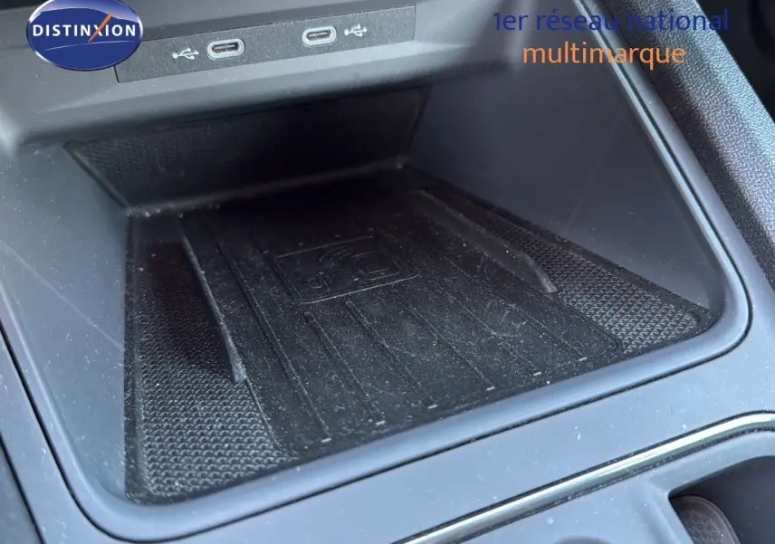 Gros plan sur la console centrale noire du CUPRA Formentor 2023, avec zone de recharge sans fil et ports USB visibles.