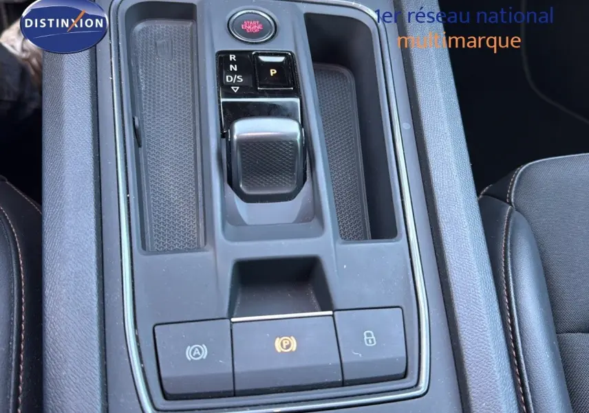 Vue rapprochée de la console centrale noire du CUPRA Formentor 1.4 E-HYBRID 2023 avec levier de vitesse automatique.