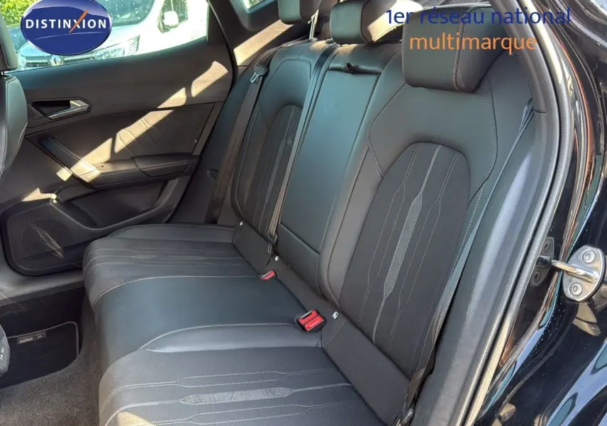 Vue intérieure côté droit montrant les sièges arrière en cuir noir du CUPRA Formentor 1.4 E-HYBRID 2023.