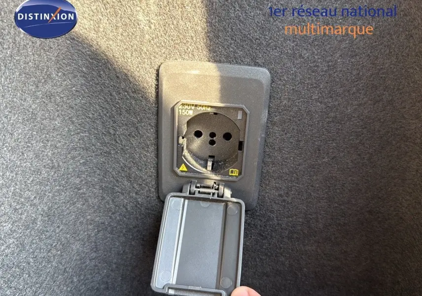 Prise électrique 230V 150W intégrée dans le coffre du CUPRA Formentor noir minuit metal 2023.