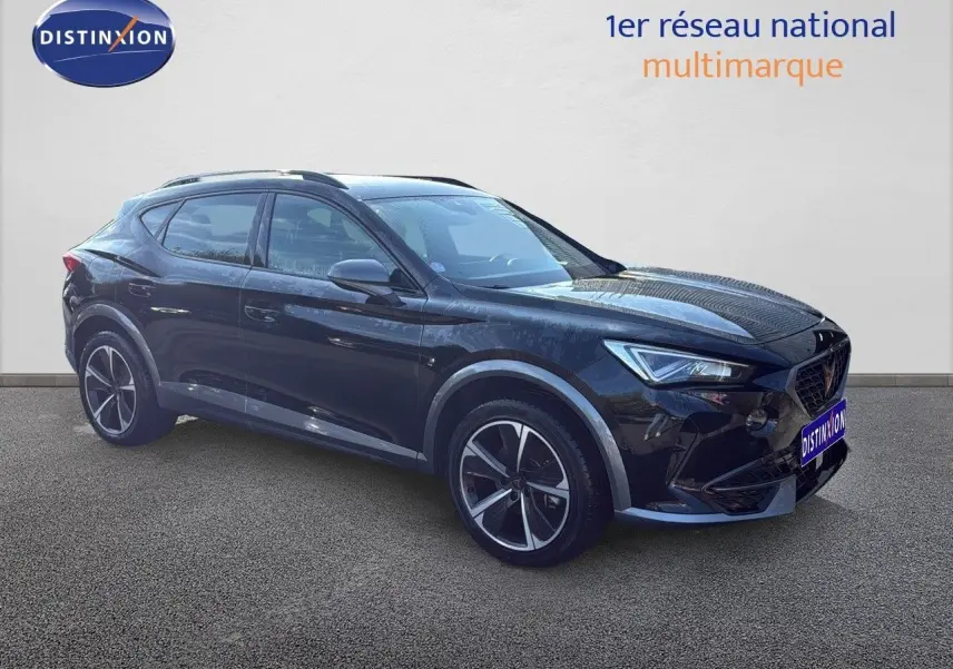 Vue 3/4 avant droite d'un CUPRA Formentor noir minuit métallisé avec jantes bi-ton et calandre distinctive.