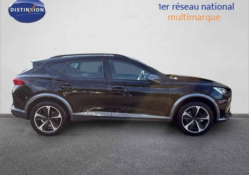 Profil droit d'un SUV CUPRA Formentor noir minuit métallisé, soulignant ses jantes bi-ton et lignes dynamiques.