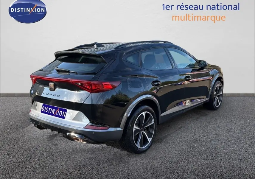 Vue 3/4 arrière droite d'un CUPRA Formentor noir minuit métal avec jantes bi-ton et lignes sportives marquées.