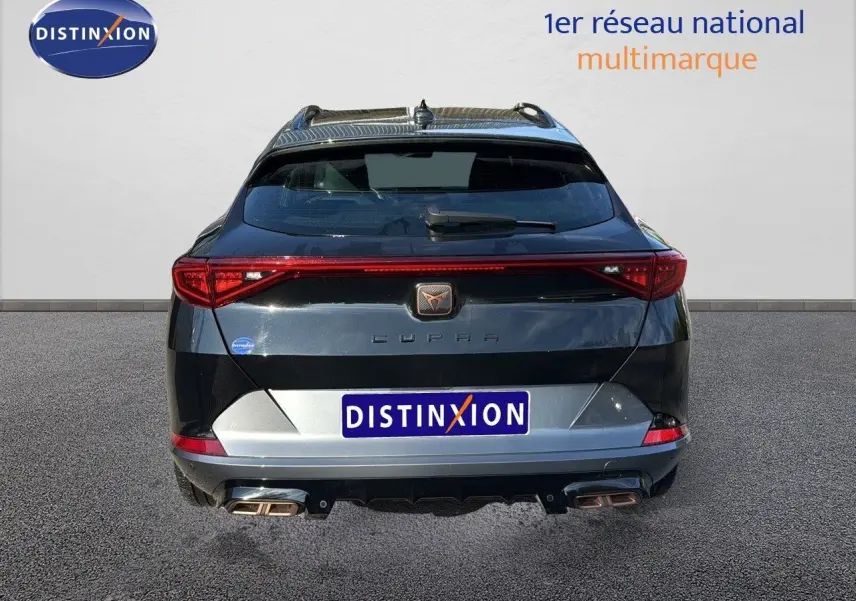 Vue arrière d'un CUPRA Formentor noir minuit métal 2023 avec double sortie d'échappement et logo distinctif central.