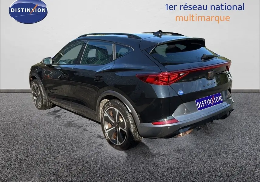 Vue 3/4 arrière droite du CUPRA Formentor noir minuit métal, soulignant ses feux arrière et ses jantes bi-ton.