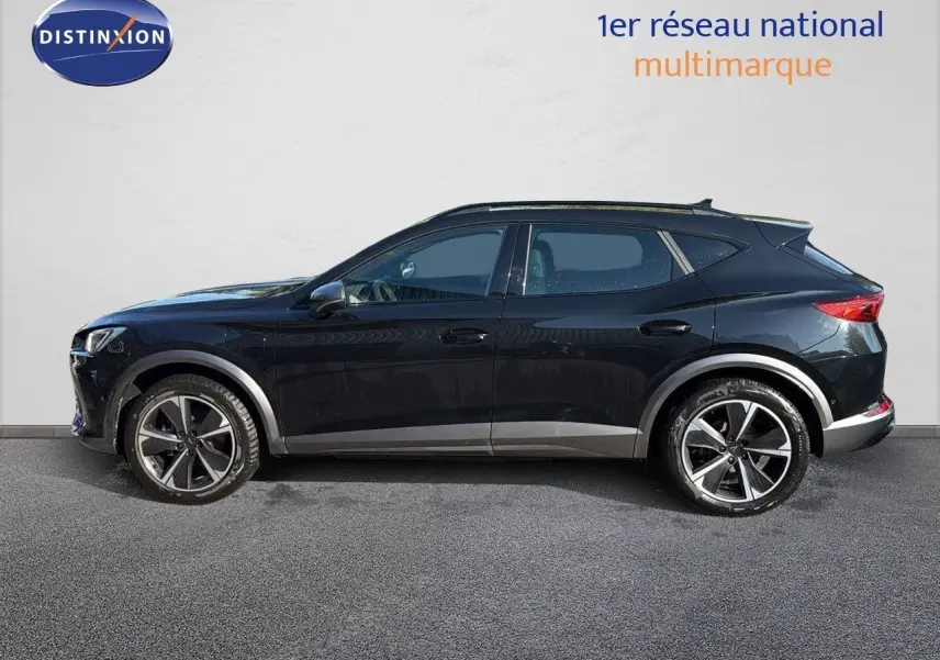 Profil droit d'un SUV CUPRA Formentor 1.4 E-HYBRID 2023 en noir minuit métallisé avec jantes bi-ton.