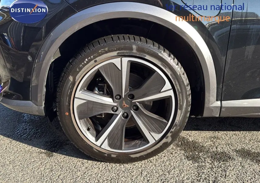 Gros plan sur la roue avant gauche du CUPRA Formentor noir minuit métal avec jante bi-ton distinctive.